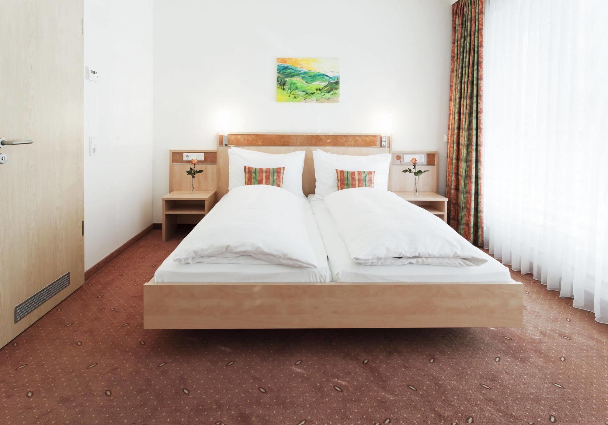 Zeller'S Quartier Hotel Königsbrunn Kültér fotó